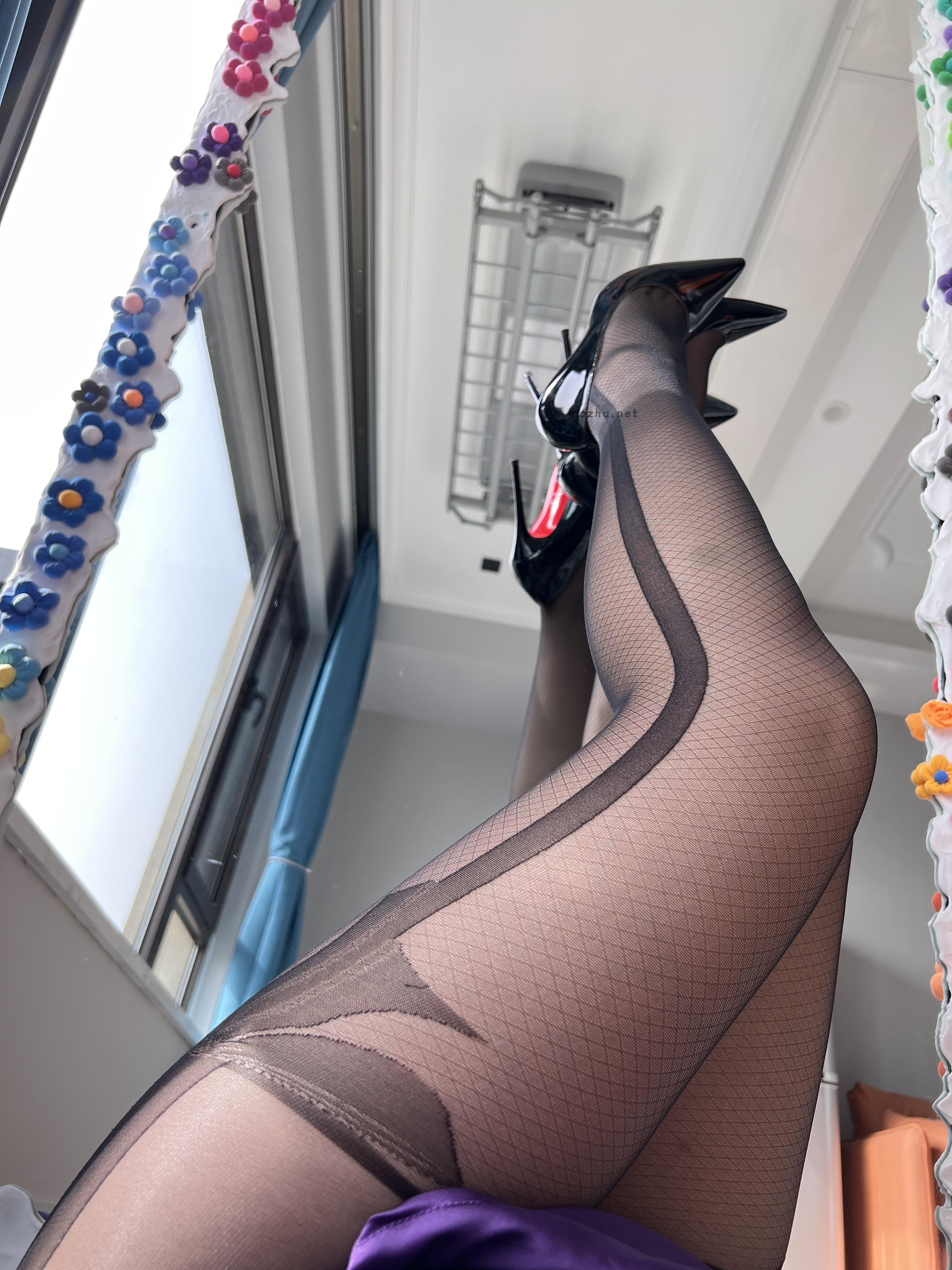 120斤的小王同学 – 印花连体黑丝【50P】